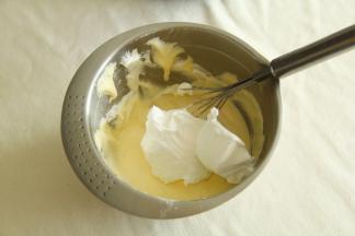 取1/3蛋白霜到蛋黄糊中，左手配合逆时针转盆，右手用蛋抽从2点钟方向切入，沿着盆底往盆边翻起到盆中心，重复切拌，翻拌动作，初步混匀。再取1/3蛋白霜，重复上一步动作，拌匀。