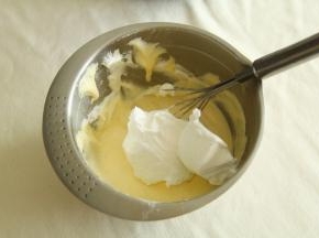 取1/3蛋白霜到蛋黄糊中，左手配合逆时针转盆，右手用蛋抽从2点钟方向切入，沿着盆底往盆边翻起到盆中心，重复切拌，翻拌动作，初步混匀。再取1/3蛋白霜，重复上一步动作，拌匀。