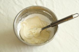 倒回到剩余蛋白霜中，同样操作，混匀。然后用刮刀将盆边和盆底的部分再翻拌几下。