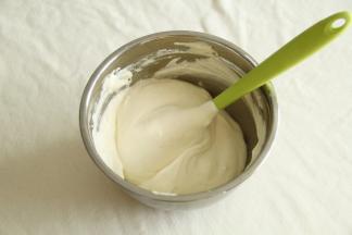 拌匀的蛋糕糊，细腻有光泽，无蛋白块。