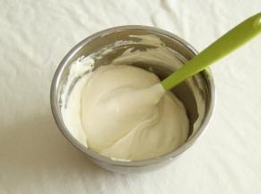 拌匀的蛋糕糊，细腻有光泽，无蛋白块。