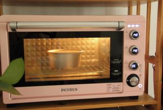 放入烤箱中层偏下位置，转上下140℃，烤55分钟。