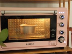 放入烤箱中层偏下位置，转上下140℃，烤55分钟。