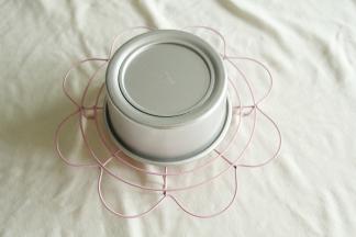 烤到时间，蛋糕膨胀到最高点略有回落，就烤熟了。出炉再次震模具震出热气后立即倒扣冷凉。