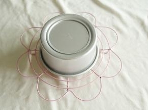 烤到时间，蛋糕膨胀到最高点略有回落，就烤熟了。出炉再次震模具震出热气后立即倒扣冷凉。