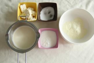 准备好冰乳酪酱的材料，奶油奶酪提前切小块软化备用。