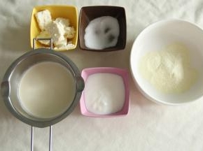 准备好冰乳酪酱的材料，奶油奶酪提前切小块软化备用。