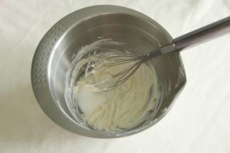 软化好的奶油奶酪能用刮刀按压开，用蛋抽搅打顺滑。然后酸奶分3次加入。