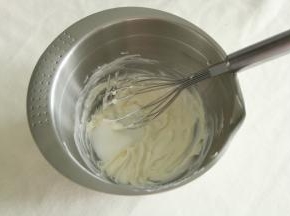 软化好的奶油奶酪能用刮刀按压开，用蛋抽搅打顺滑。然后酸奶分3次加入。