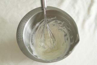 每一次加入酸奶都要搅打均匀后再加下一次，直到酸奶完全加完。搅打成均匀顺滑的酸奶奶酪糊。