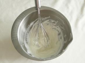每一次加入酸奶都要搅打均匀后再加下一次，直到酸奶完全加完。搅打成均匀顺滑的酸奶奶酪糊。