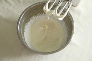 取出冷藏的淡奶油，加入细砂糖，用电动打蛋器中速打到7分发，有纹路状态。