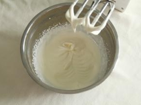 取出冷藏的淡奶油，加入细砂糖，用电动打蛋器中速打到7分发，有纹路状态。