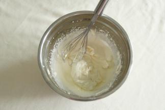 加入步骤17制作好的酸奶奶酪酱，用蛋抽搅打均匀，酸奶冰乳酪酱就完成啦！