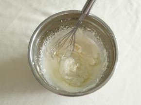 加入步骤17制作好的酸奶奶酪酱，用蛋抽搅打均匀，酸奶冰乳酪酱就完成啦！