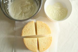 戚风胚完全冷凉后，徒手脱模（沿着模具边一圈慢慢往下按压脱模），一切为4份。准备好奶粉。