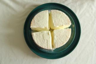 将抹好冰乳酪酱的面沾上奶粉就可以啦！4块都操作完成，再组装起来，最后在顶面撒上一层奶粉装饰，就是一份6寸酸奶冰乳酪酱蛋糕啦！