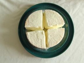 将抹好冰乳酪酱的面沾上奶粉就可以啦！4块都操作完成，再组装起来，最后在顶面撒上一层奶粉装饰，就是一份6寸酸奶冰乳酪酱蛋糕啦！