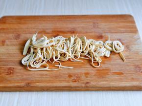 百叶洗干净，切丝。