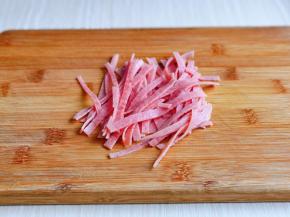 火腿切丝，我用的火腿片，大家可以随意。