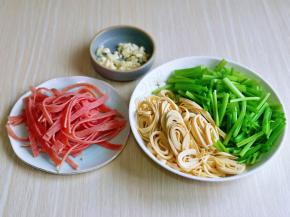 大蒜去皮切碎，准备工作完成。