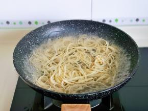 锅中加入水烧开，下百叶丝煮2分钟捞出备用。