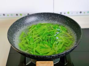 芹菜段焯水： 水开后下芹菜，大火40秒捞出过凉水，再淋干水分。