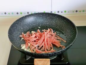 再加入火腿丝煸炒。