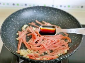 加入一勺生抽提鲜，小火翻炒。