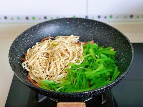 再加入焯水的百叶丝与芹菜。