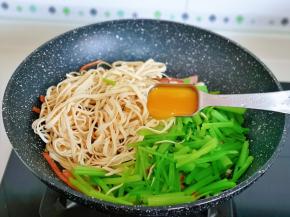 再加入一勺鲜鸡汁，小火翻炒。