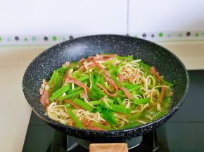 加入半小碗纯净水。