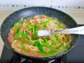 按个人口味加入盐。