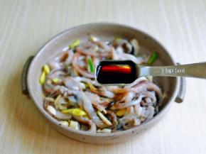 加入生抽提味。