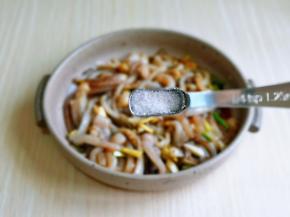 按个人口味加入盐，充分抓拌均匀。