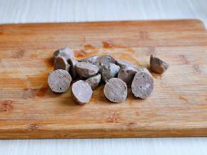 牛肉丸子从中间切开，一切二。