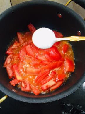 放入一勺盐翻炒均匀！