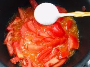 放入一勺盐翻炒均匀！