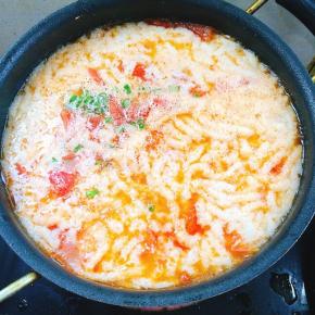 起锅前加入适量的鸡精和葱花即可！