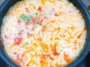 起锅前加入适量的鸡精和葱花即可！