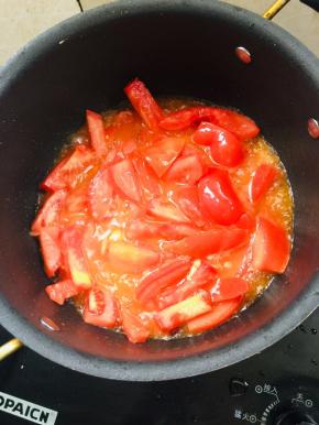 放入西红柿翻炒至软烂，出汁儿！