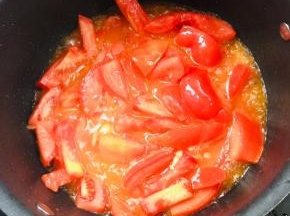 放入西红柿翻炒至软烂，出汁儿！