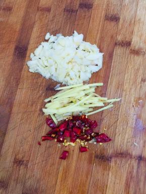 蒜瓣拍碎，生姜切成丝，干辣椒切成段备用！