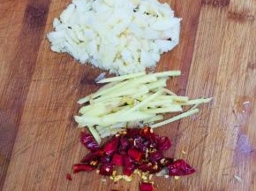 蒜瓣拍碎，生姜切成丝，干辣椒切成段备用！