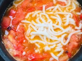 放入泡好的牛筋面！