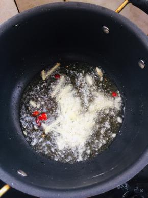 起锅烧油，放入生姜，蒜瓣，干辣椒爆香！