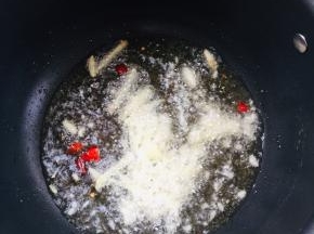 起锅烧油，放入生姜，蒜瓣，干辣椒爆香！
