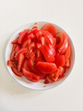西红柿洗净，去蒂，切成块备用！
