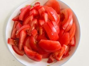 西红柿洗净，去蒂，切成块备用！