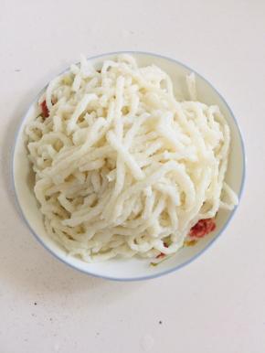 牛筋面提前泡软备用！（不要泡的时间太长，泡软即可，要不然泡的时间太长，下锅一煮就烂了！）